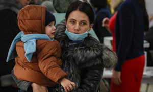 Guerra in Ucraina, donne e bimbi in fuga: 'impossibile restare'