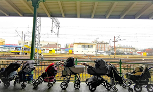 In Polonia le mamme lasciano i passeggini in stazione per i profughi