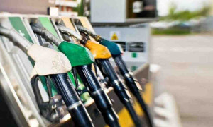Carburante alle stelle ma con le pompe bianche si risparmia