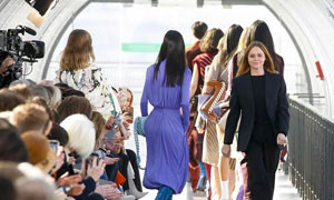Gli abiti di Stella McCartney sfilano per la pace