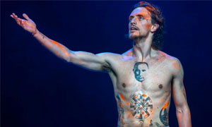 Il ballerino ucraino con il volto di Putin tatuato sul petto annulla il suo spettacolo a Milano