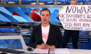 Russia, irrompe in diretta tv con un cartello contro la guerra: &quot;Vi stanno mentendo&quot;