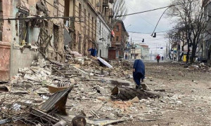 Guerra in Ucraina, Zelensky: &quot;Mariupol distrutta&quot;. Scatta il coprifuoco a Kiev