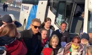 Il bus della missione di Ezio Greggio: porta in Italia 51 profughi dall'Ucraina