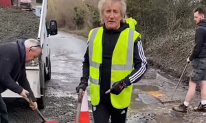 Rod Stewart, rockstar contro le buche.