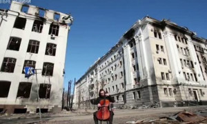 A Kharkiv un musicista suona il violoncello tra le macerie