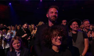 Ben Affleck con la famiglia allargata applaude JLo