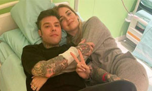 Fedez operato per un &ldquo;raro tumore del pancreas&rdquo;, le foto abbracciato a Chiara Ferragni