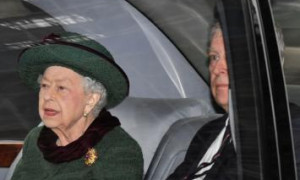 La Regina Elisabetta torna in pubblico dopo cinque mesi per la messa di Filippo