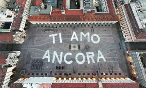 &quot;Ti amo ancora&quot;: escono allo scoperto gli autori della maxi scritta nel cuore di Torino