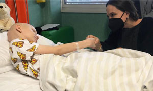 Angelina Jolie visita i bimbi ucraini all'Ospedale Bambino Ges&ugrave;