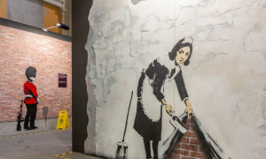 La mostra di Banksy a Verona trasforma la stazione in una galleria d&rsquo;arte