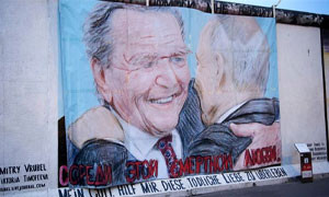 A Berlino, su bacio Breznev spunta abbraccio Putin Schroeder