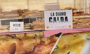 &quot;La diamo calda&quot;: bufera sul cartello sessista nello stand della focaccia