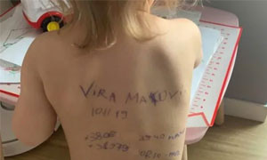 Salva la bimba in fuga da Kiev col numero di telefono scritto sulla schiena