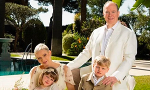 Spuntano le prime foto di Charlene di Monaco con marito e figli