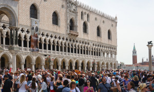A Venezia scatta l'obbligo di prenotazione per i turisti: si parte da quest&rsquo;estate