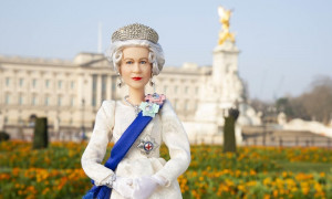 Ecco la Barbie in versione Regina Elisabetta II d'Inghilterra