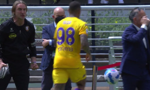 L'allenatore della Salernitana si toglie la scarpa e minaccia di lanciarla in campo