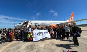 Lapo Elkann affitta un boeing e porta 150 profughi ucraini in Portogallo