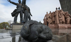 Kiev, demolita la statua dell'amicizia Russia-Ucraina