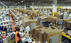 Lavoratori cronometrati per andare in bagno da Amazon, lo denuncia la Cgil