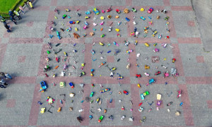 Kamyansky rende omaggio ai bambini morti: esposti 217 giocattoli