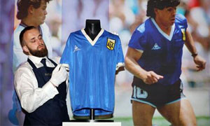 La maglia di Maradona venduta per 8,8 milioni