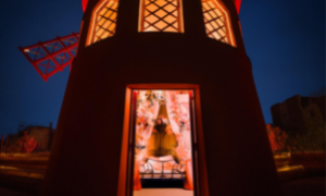 Una stanza del Moulin Rouge &egrave; prenotabile su Airbnb, ecco quanto costa