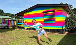 Dipinge la sua casa con i colori dell'arcobaleno e i vicini lo minacciano di morte