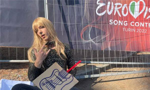 Eurovision, attivisti travestiti da Maneskin si incatenano ai cancelli