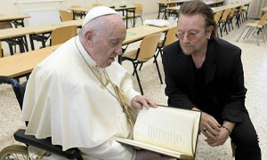 &quot;Duetto&quot; tra papa Francesco e Bono Vox (U2) sul &quot;superpotere&quot; delle ragazze