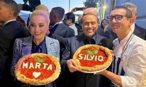 A Napoli Berlusconi accolto dai fan: cena a base di pizza da Sorbillo