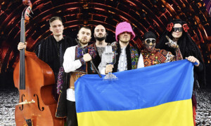 I Kalush Orchestra mettono all'asta il trofeo dell'Eurovision e il cappello del frontman
