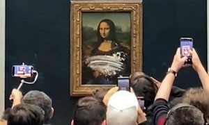 Torta contro la Gioconda al Louvre