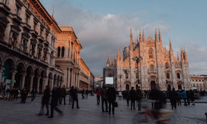 Turista accerchiato e derubato in pieno centro a Milano