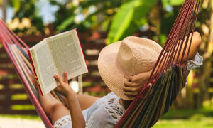 Leggere sotto il sole cocente d'Agosto: una brezza estiva