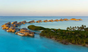 Maldive, resort cerca libraio scalzo: &ldquo;Suite da 36mila dollari a notte&rdquo;