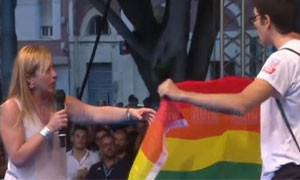 Giorgia Meloni a Cagliari, attivista Lgbtq+ sale sul palco
