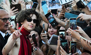 A Venezia fan in delirio per Timoth&eacute;e Chalamet