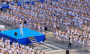 Lezione di Roberto Bolle in piazza Duomo per oltre 1600 ballerini