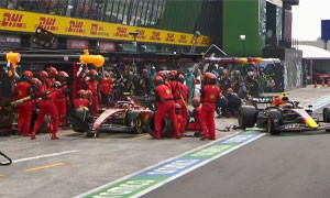 Sainz arriva per il pit stop ma la Ferrari dimentica una gomma