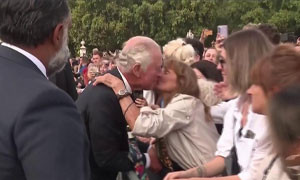 Una suddita bacia all'improvviso Re Carlo: infranto il protocollo