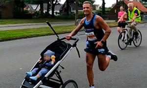 Corre con il figlio sul passeggino e stabilisce il nuovo record del mondo
