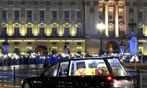 Regina Elisabetta, il feretro torna a Londra a Buckingham Palace