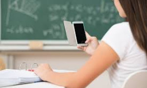 Bologna: vietato il cellulare a scuola per docenti e alunni