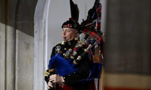 Paul Burns ha suonato la cornamusa per l'addio della regina Elisabetta