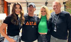 Eros Ramazzotti e Michelle Hunziker in uno scatto insieme ai consuoceri