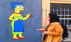 &quot;The Cut 2&quot;: il murales di Marge riappare dinanzi al Consolato dell'Iran a Milano