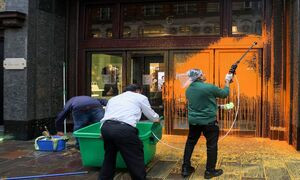 Londra, attivisti arrestati per aver imbrattato le vetrine di Harrods